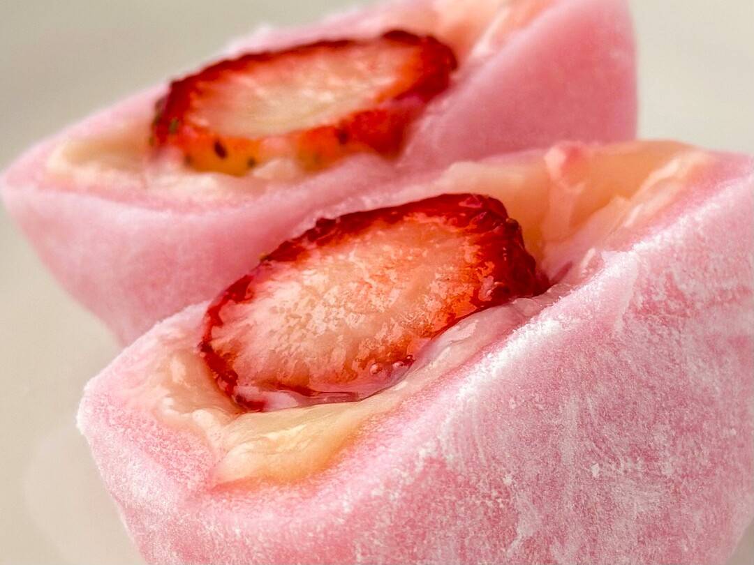 SNSで大バズり！セブン「まるごと一粒 苺大福」を食べてみたら想像以上