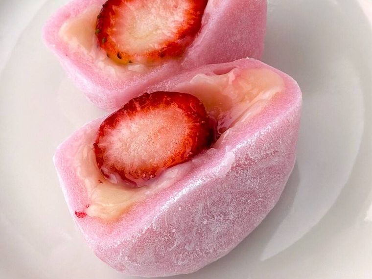 セブンイレブンまるごと一粒 苺大福の断面