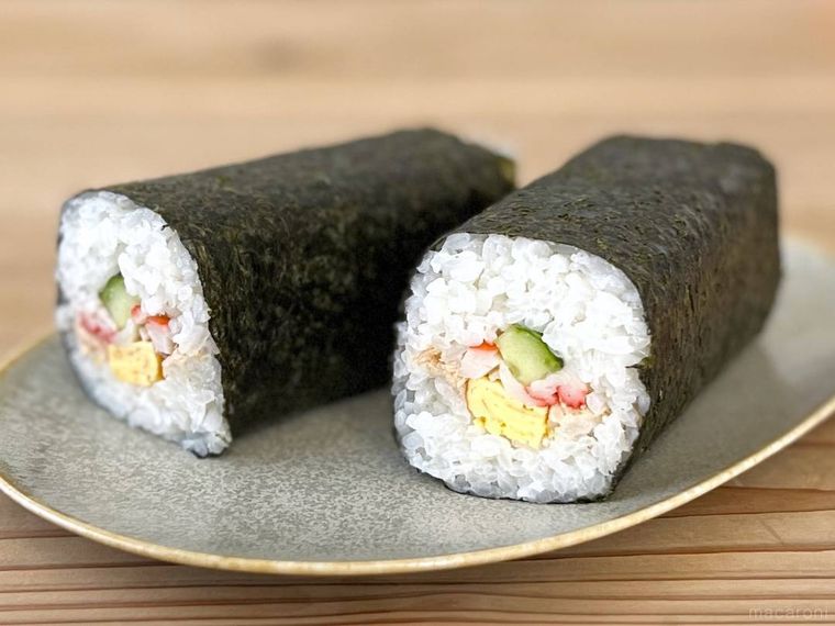 皿に盛られた恵方巻