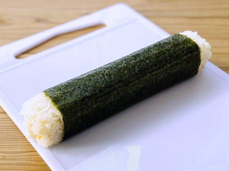 酢飯を海苔で巻いた様子