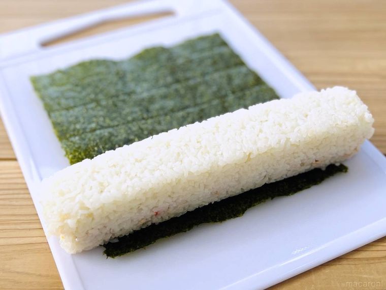 海苔の上に酢飯を置いた様子
