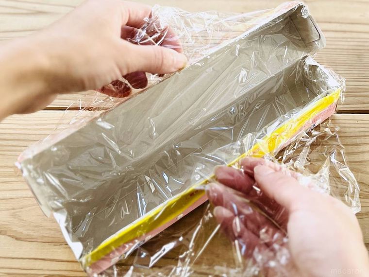 ラップの空箱にラップを敷いている様子