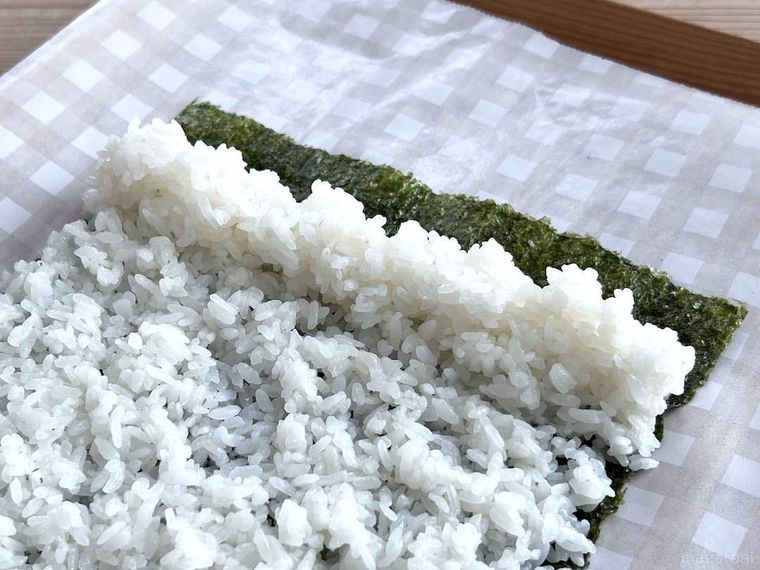 海苔の上に酢飯を広げた様子