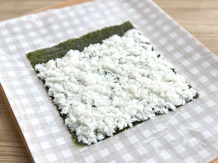 海苔の上に酢飯を広げた様子