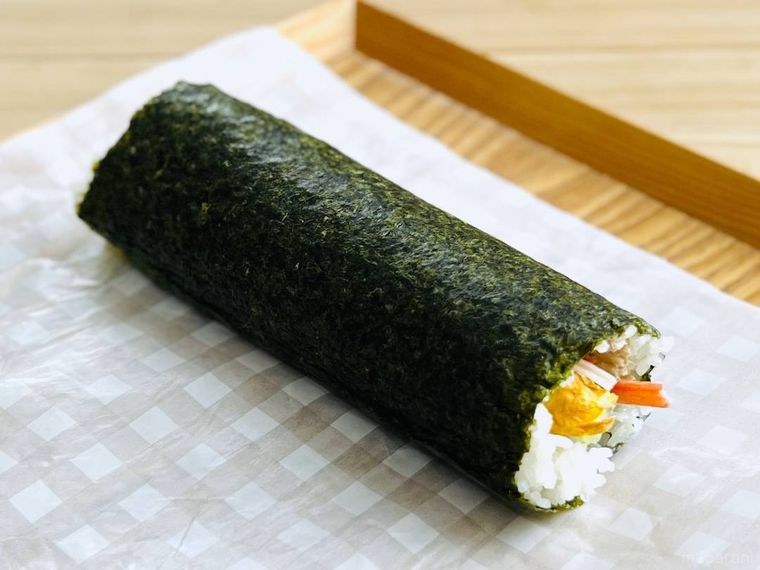 クッキングシートにのった恵方巻