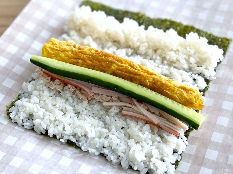 海苔の上に酢飯と具をのせた様子