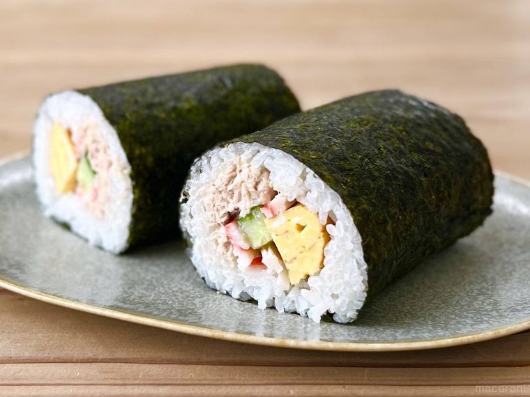 皿に盛られた恵方巻