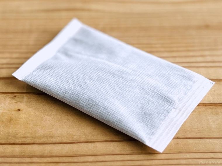 テーブルに置かれたカイロ