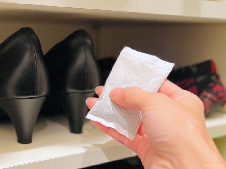 使用済みのカイロを下駄箱に置こうとしている様子