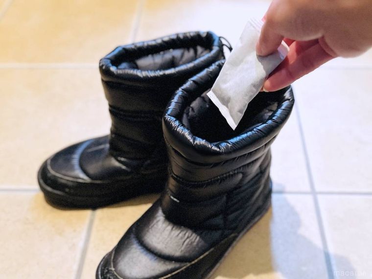 使用済みのカイロを靴の中に入れようとしている様子