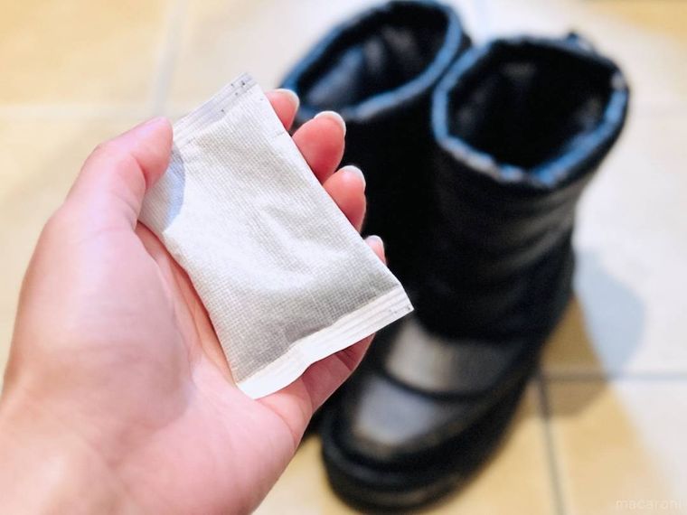 使用済みのカイロと黒いブーツ