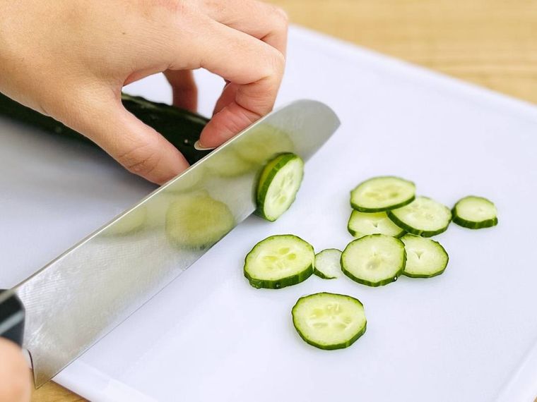 きゅうりを輪切りにしている様子