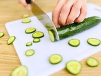 きゅうりが転がるとはもう無縁切り方にひと手間でストレス解消試さない手はなし