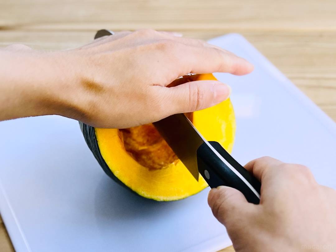 硬いかぼちゃはこう切る!楽な方法に「レンチンより手軽」「もうヒヤッとしない」 - macaroni