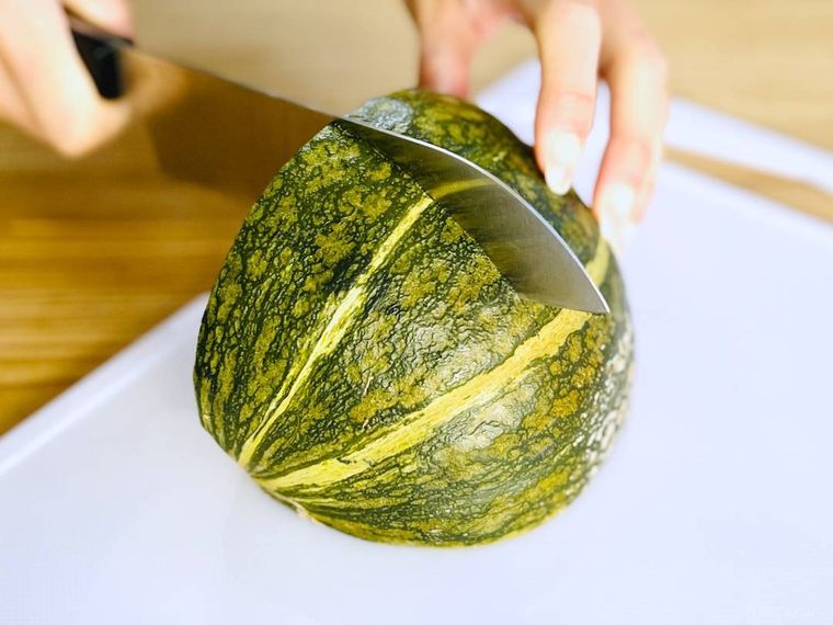 かぼちゃを切っている様子