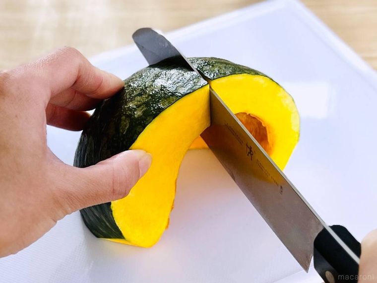 かぼちゃを切っている様子