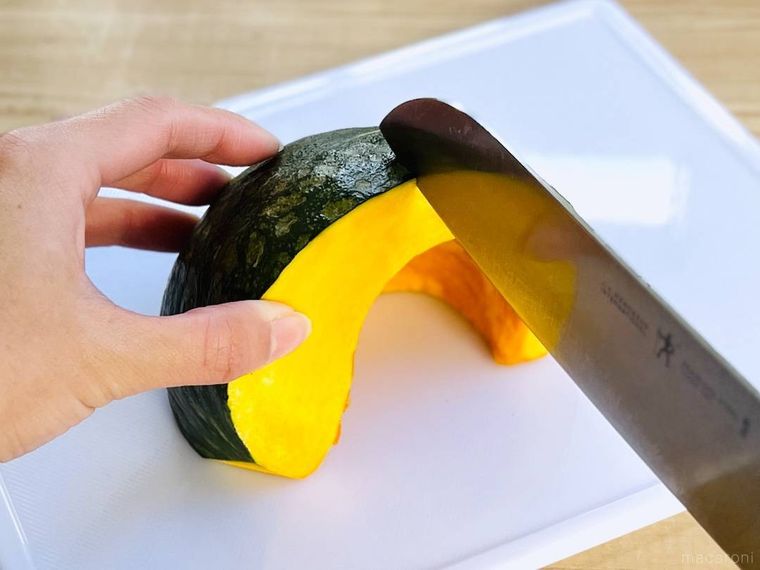 かぼちゃに包丁の刃先を入れている様子