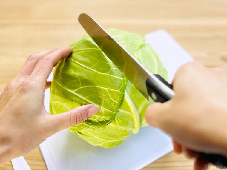 キャベツを縦半分に切ろうとしている様子