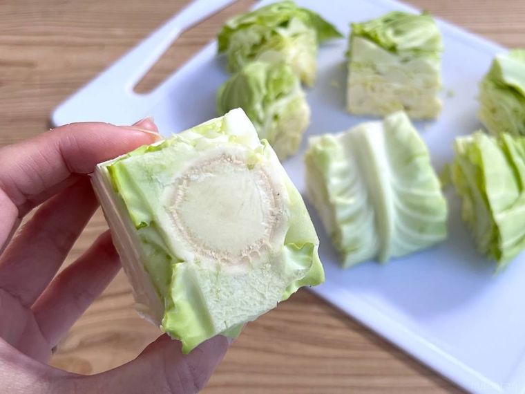 キャベツの芯を手で持っている様子