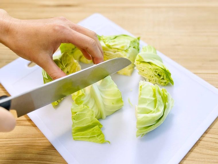 キャベツを切り分けている様子