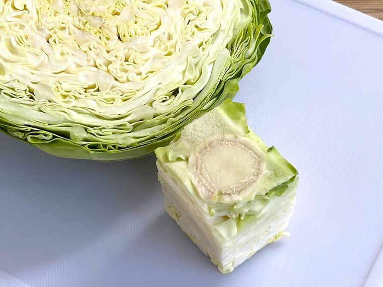 キャベツの芯が白いまな板の上にのっている様子