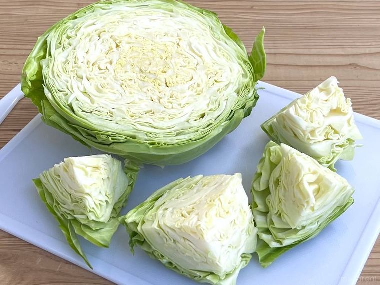 切ったキャベツが白いまな板の上にのっている様子