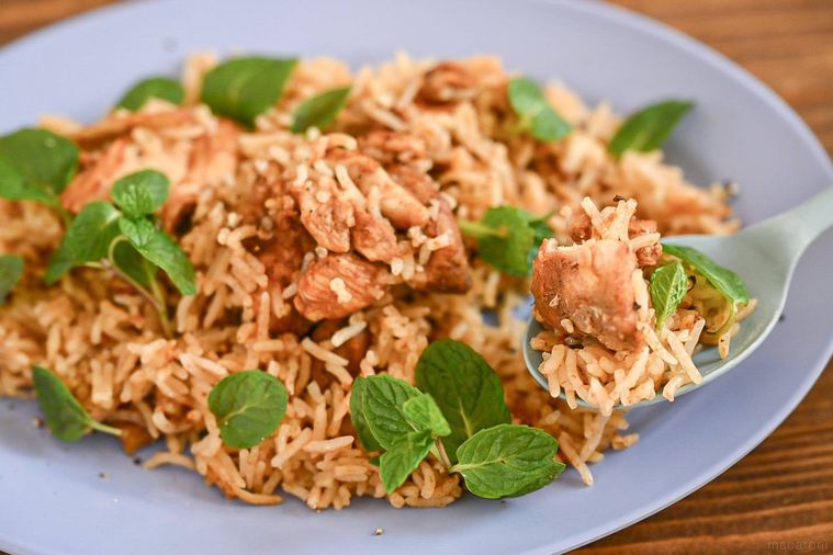 青いスプーンですくい上げたビリヤニ