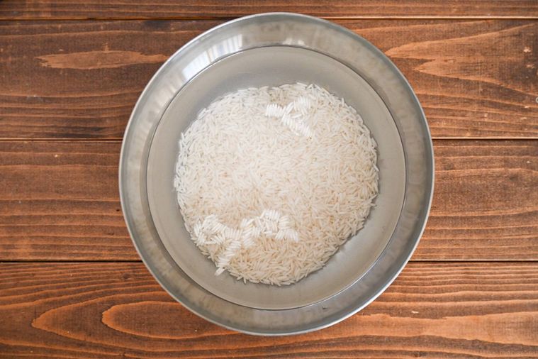 ボウルに入った水に浸したバスマティライス