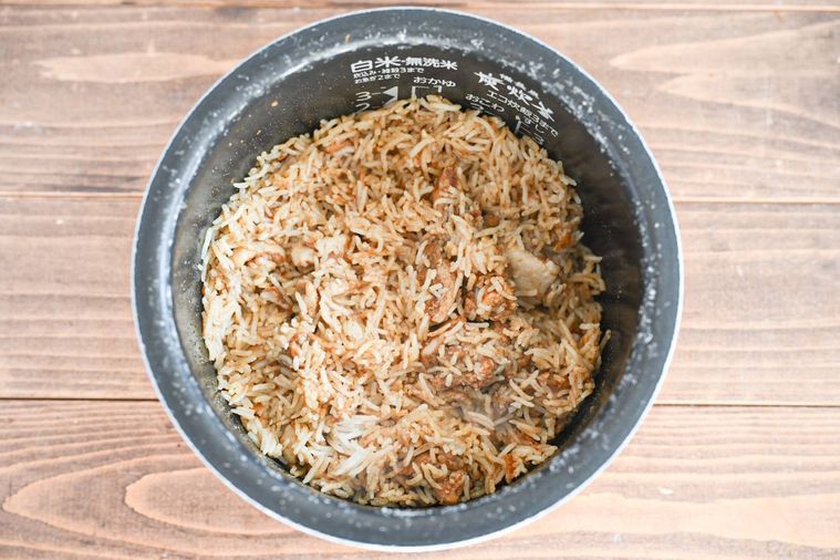 炊飯釜に入った完成したビリヤニ