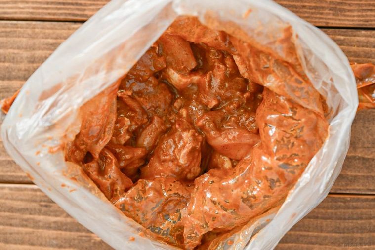 袋に入った調味液に浸した鶏肉