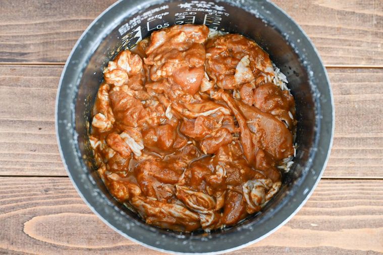 炊飯釜に入れた炊飯前のビリヤニ