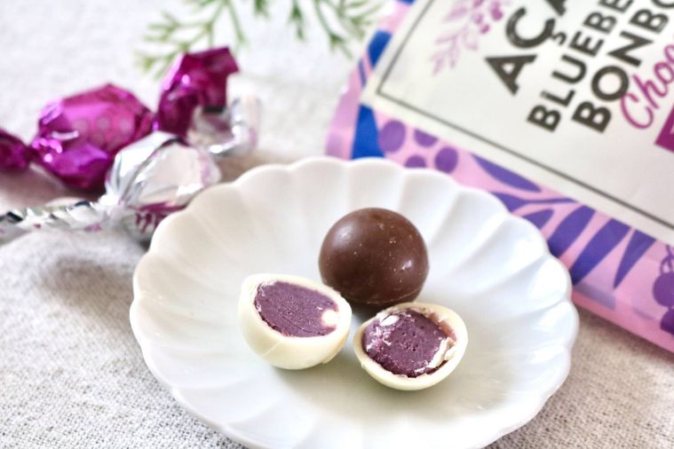 ミルクとホワイトのアサイーベリーと、ブルーベリーピューレを練り込んだガナッシュのチョコレート