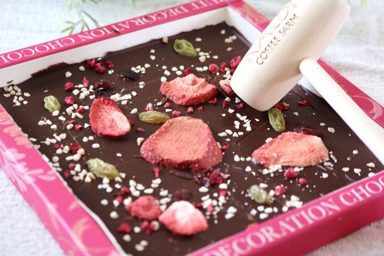 フルーツデコレーションチョコレートをハンマーで割っている