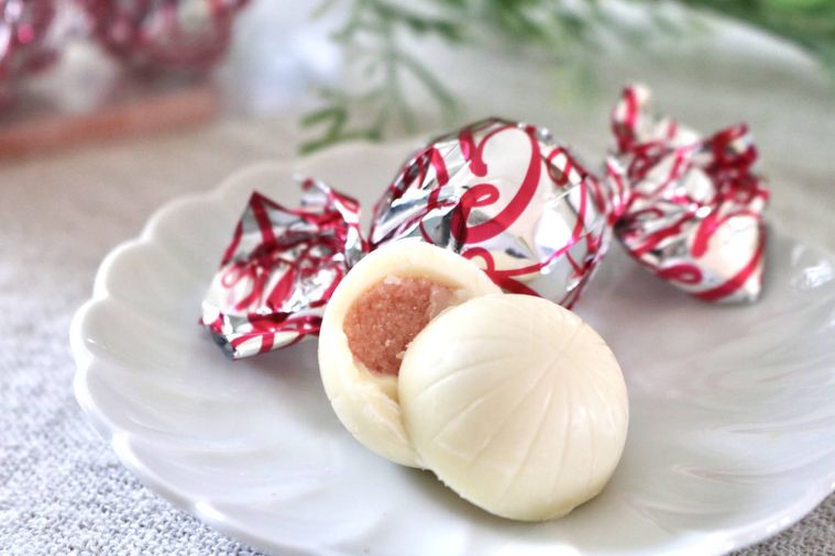 ストロベリーフィリングをホワイトチョコレートで包んだチョコレート