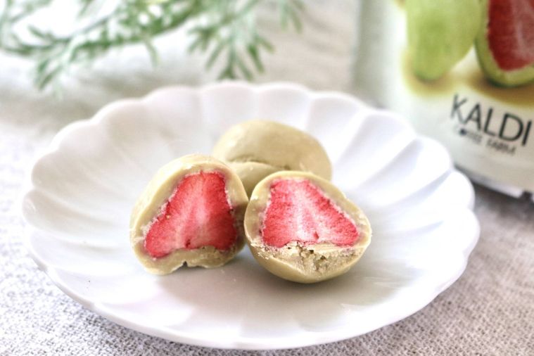 ドライストロベリーをコーティングしたチョコレートの断面