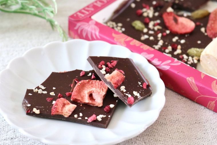 ハンマーで割ったチョコレート