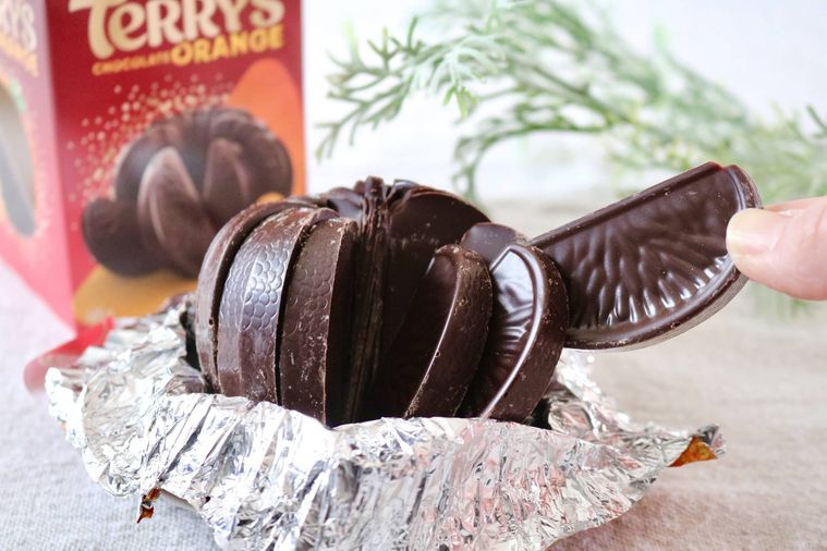 テリーズ チョコレート オレンジダークを取っている様子