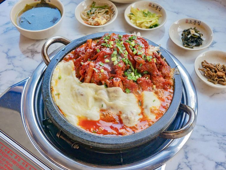 韓国グルメ好きのあいだで話題になっている肉料理ドゥンカルビ