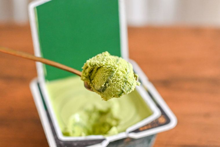 アイスをスプーンですくっているところ