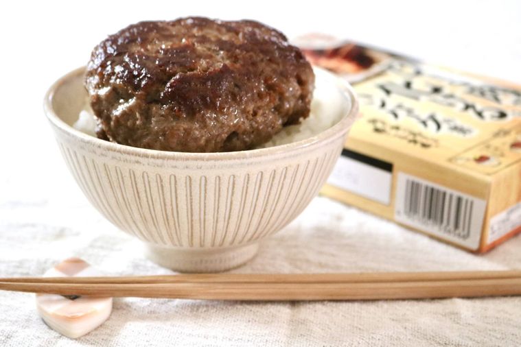 肉肉しいハンバーグが白米にのっている