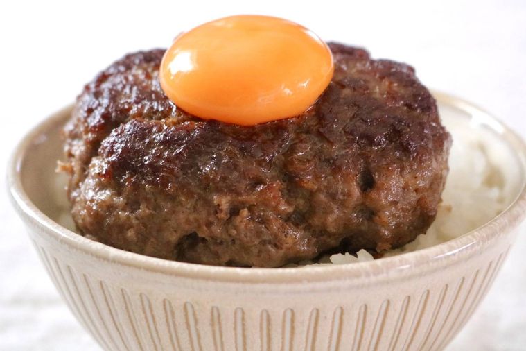 黄身をのせたハンバーグ