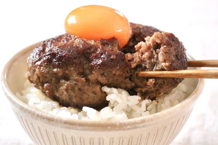 黄身をのせたハンバーグ
