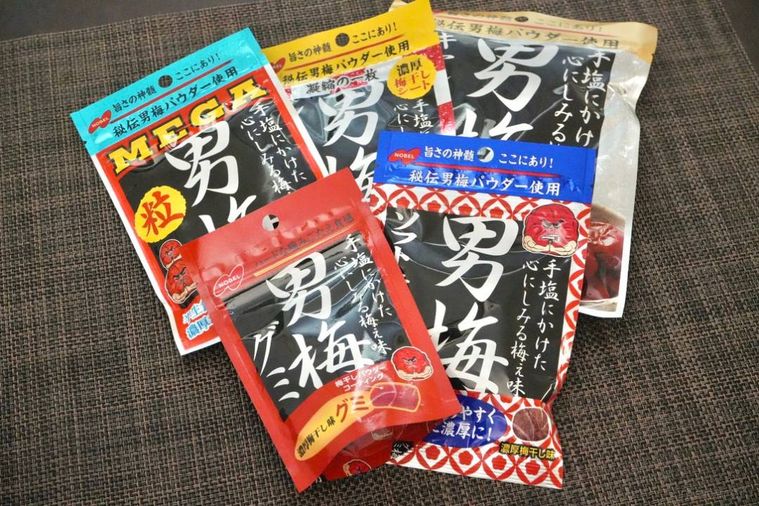 茶色いランチョンマットと男梅シリーズのグミやキャンディ