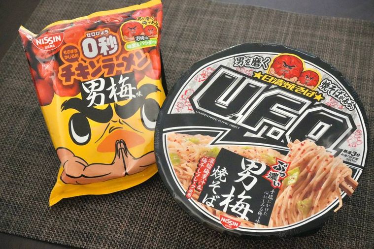 男梅シリーズと日清食品のチキンラーメンと日清焼そばU.F.O. のコラボ商品