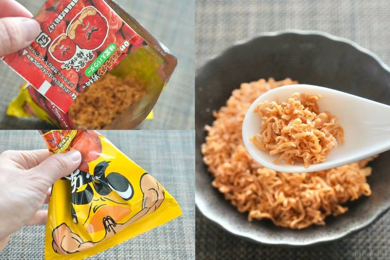 チキンラーメンに梅パウダーを追加して袋ごと振り黒い器に盛って白いレンゲですくう様子