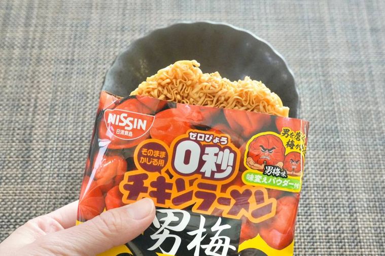 パッケージの袋に入った0秒チキンラーメンをかじった様子