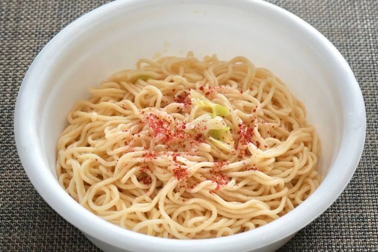 白いカップ入りの梅干し味カップ焼きそば