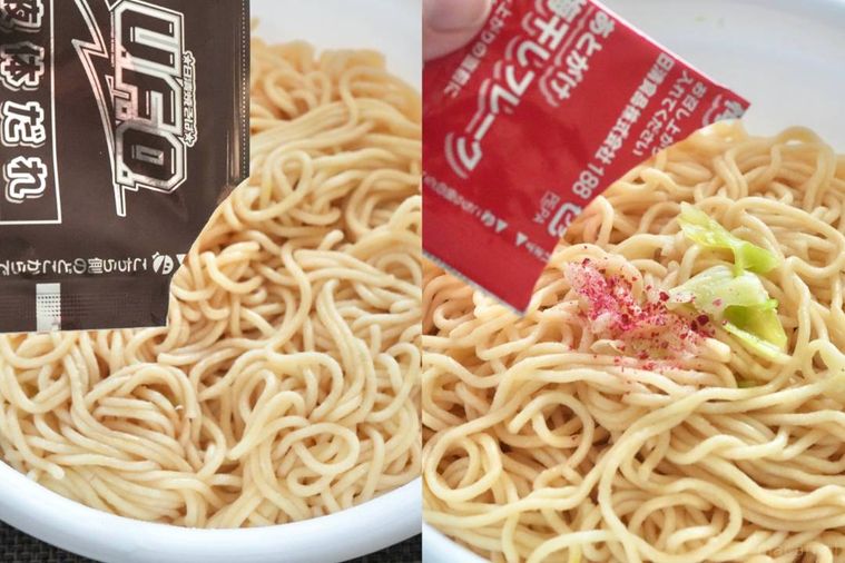 カップ焼きそばに別添えの調味料をかける様子