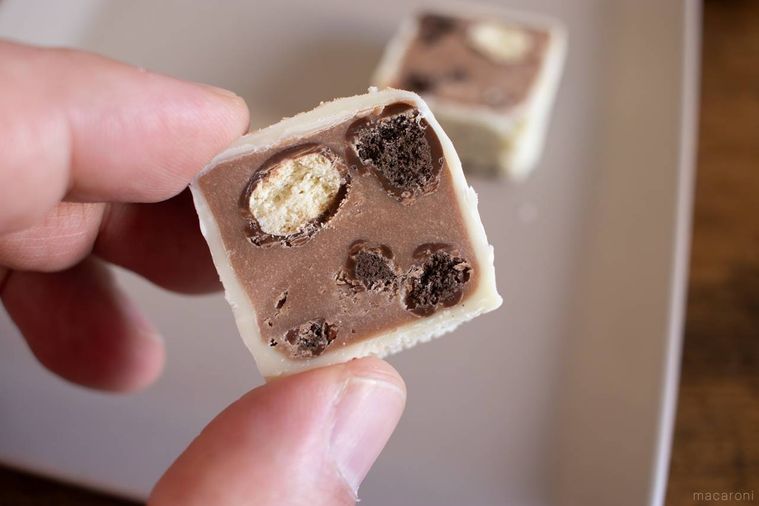 有楽製菓生ブラックサンダー グレートセレクションズホワイトを手で持っている