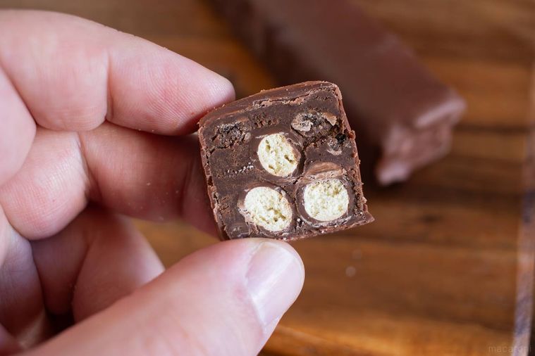 有楽製菓生ブラックサンダー グレートセレクションズブラックを手で持っている